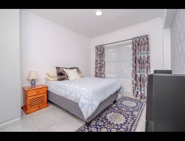 2 BEDROOM APARTMENT FOR SALE IN BRYANSTON